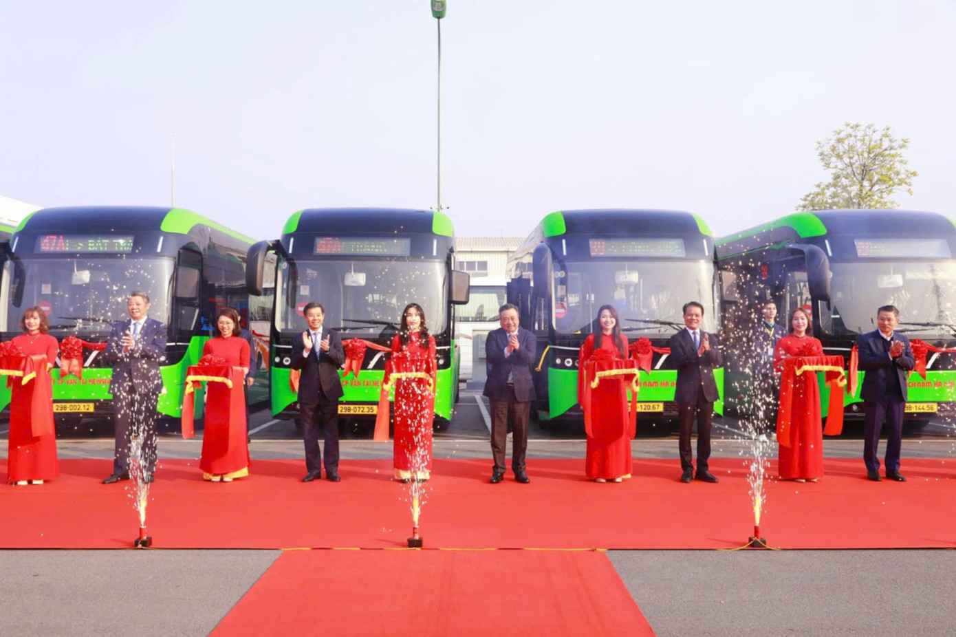 Các đại biểu cắt băng khai trương thí điểm 4 tuyến buýt điện.