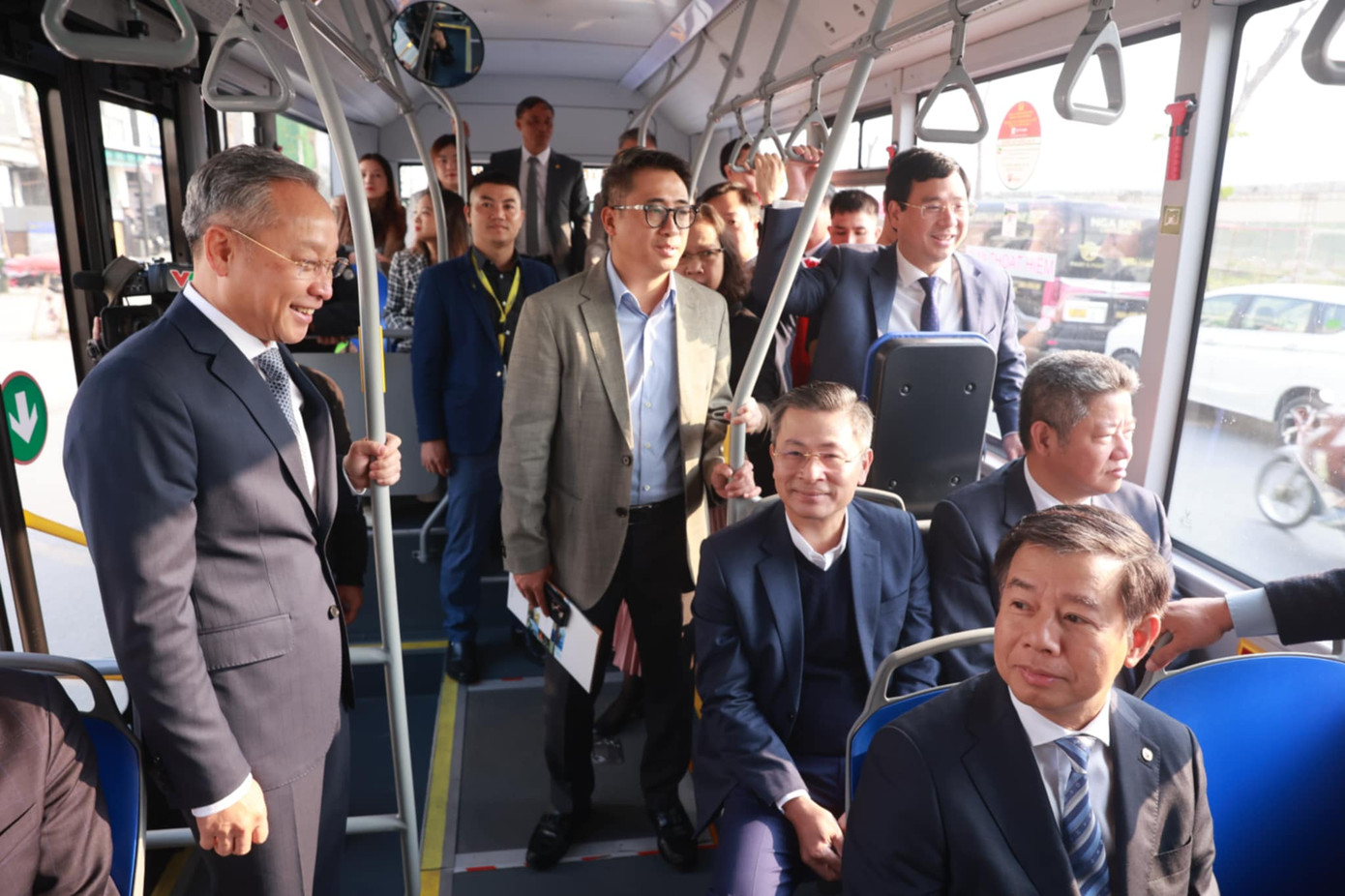 Các đại biểu trải nghiệm xe buýt điện.