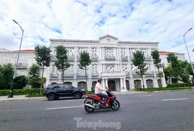 Bảo tàng Đà Nẵng hiện nay được nâng cấp, xây dựng từ Tòa Thị chính Đà Nẵng (42 Bạch Đằng) với số tiền đầu tư hơn 500 tỷ đồng, tọa lạc trên diện tích gần 8.700m² với 1 tầng hầm, 3 tầng nổi, hệ thống hạ tầng kỹ thuật và cảnh quan đồng bộ. Tòa nhà còn mang đậm kiến trúc Pháp.