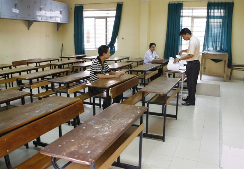 Ba thí sinh tới muộn được xếp ngồi thi... riêng một phòng Đến giờ thi rồi mà vẫn còn ngơ ngác đi tìm tên mình và phòng thi! Không ít thí sinh trong giờ thi chẳng biết làm gì hơn là... nằm gục trên bàn. Hình ảnh ghi được trong giờ thi môn Lý... ... và trong giờ thi môn Văn Hoặc ngồi... "bó tay" Còn có phòng thi thì vắng ngắt Thanh tra Sở đi kiểm tra các phòng thi Và rồi ngày thi đầu tiên cũng đã kết thúc...