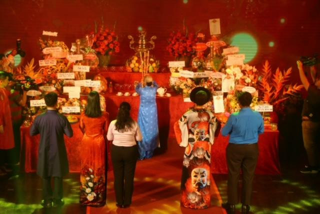 Sau khi xuất hiện tại thảm đỏ, các nghệ sĩ bước vào dâng hương lên Tổ nghiệp. Ảnh: Cơ Cơ