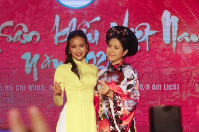 Đương kim Hoa hậu Hoàn vũ Việt Nam Ngọc Châu bất ngờ xuất hiện tại ngày Giỗ Tổ Sân khấu. Người đẹp diện tà áo dài vàng nền nã đến tri ân Tổ Nghiệp. Hiện tại, người đẹp quê Tây Ninh bận rộn tập luyện, chuẩn bị cho cuộc thi Miss Universe diễn ra vào đầu năm 2023.