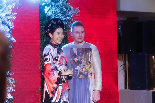 Kyo York diện áo dài truyền thống Việt Nam đến dự ngày Giỗ Tổ.