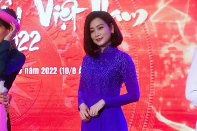 NSƯT Tuyết Thu gây ấn tượng với bộ áo dài tím nền nã. Nữ diễn viên phim Phượng Khấu trông trẻ trung và rạng rỡ khi để kiểu tóc ngắn ngang vai.