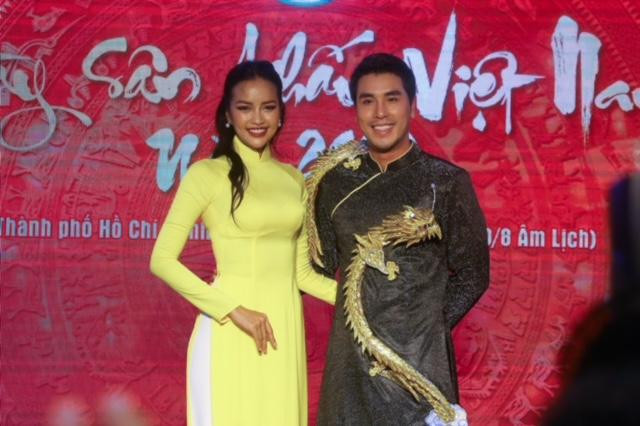 Sánh đôi với đương kim Hoa hậu Hoàn vũ Việt Nam là người mẫu - diễn viên Hoàng Phi Kha. Thời gian gần đây, Ngọc Châu thường xuất hiện cùng sao phim "Điệp vụ chân dài".