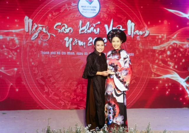 Ca sĩ Phương Thanh xuất hiện tại Ngày Giỗ tổ Sân khấu từ sớm. Nữ ca sĩ diện tà áo dài truyền thống, vấn tóc đơn giản. Sau vụ “công bố người tình nghệ thuật” Doãn Chí Kiên, Phương Thanh khá kín tiếng trên các phương tiện truyền thông. Giọng ca Trống vắng chụp ảnh thân thiết cùng Quỳnh Hoa - Phó Giám đốc Nhà Văn hóa Thanh niên.