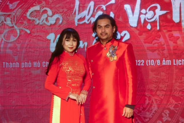 Đức Tiến diện áo dài truyền thống đỏ rực khi đến dự sự ngày Giỗ Tổ Sân khấu tại Nhà Văn hóa Thanh Niên. Đức Tiến hiện sống và hoạt động nghệ thuật tại Mỹ, năm nay anh về Việt Nam tham gia ngày giỗ Tổ cùng đồng nghiệp.