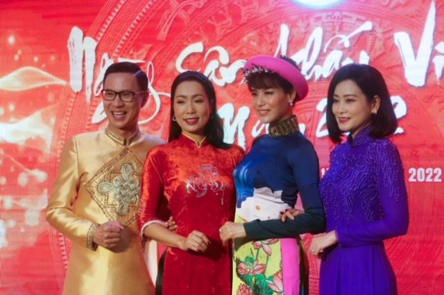 “Bà bầu” sân khấu kịch Trịnh Kim Chi xuất hiện tại Ngày Giỗ Tổ với chiếc áo dài thêu chữ Tổ Nghiệp. Ở tuổi 51, Trịnh Kim Chi vẫn giữ được vóc dáng chuẩn sau 28 năm đoạt giải Á hậu 2 Hoa hậu Việt Nam 1994. Cô cũng là nghệ sĩ hoạt động năng nổ trong lĩnh vực sân khấu tại TP.HCM.