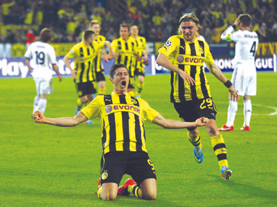 Sát thủ Lewandowski ăn mừng bàn thắng thứ tư vào lưới Real Madrid. ảnh: GETTY IMAGES. Sát thủ Lewandowski ăn mừng bàn thắng thứ tư vào lưới Real Madrid. ảnh: GETTY IMAGES