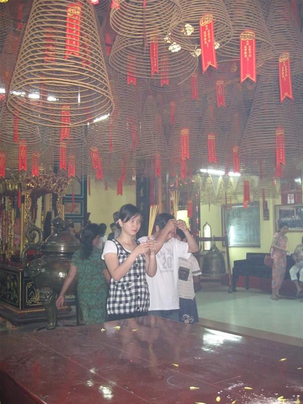 Người dân đi lễ chùa sau giao thừa tại Sóc Trăng. Ảnh : Xuân Lương