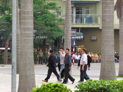 Theo kịch bản, lợi dụng thời điểm nghỉ trưa, chỉ còn 10 nhân viên đang kiểm đếm tiền, 5 đối tượng (nam) bịt mặt, trang bị súng ngắn K54 và tiểu liên AK, dao nhọn ập vào ngân hàng. Khi bảo vệ kháng cự, một kẻ cướp đã dùng súng bắn trọng thương nhân viên bảo vệ