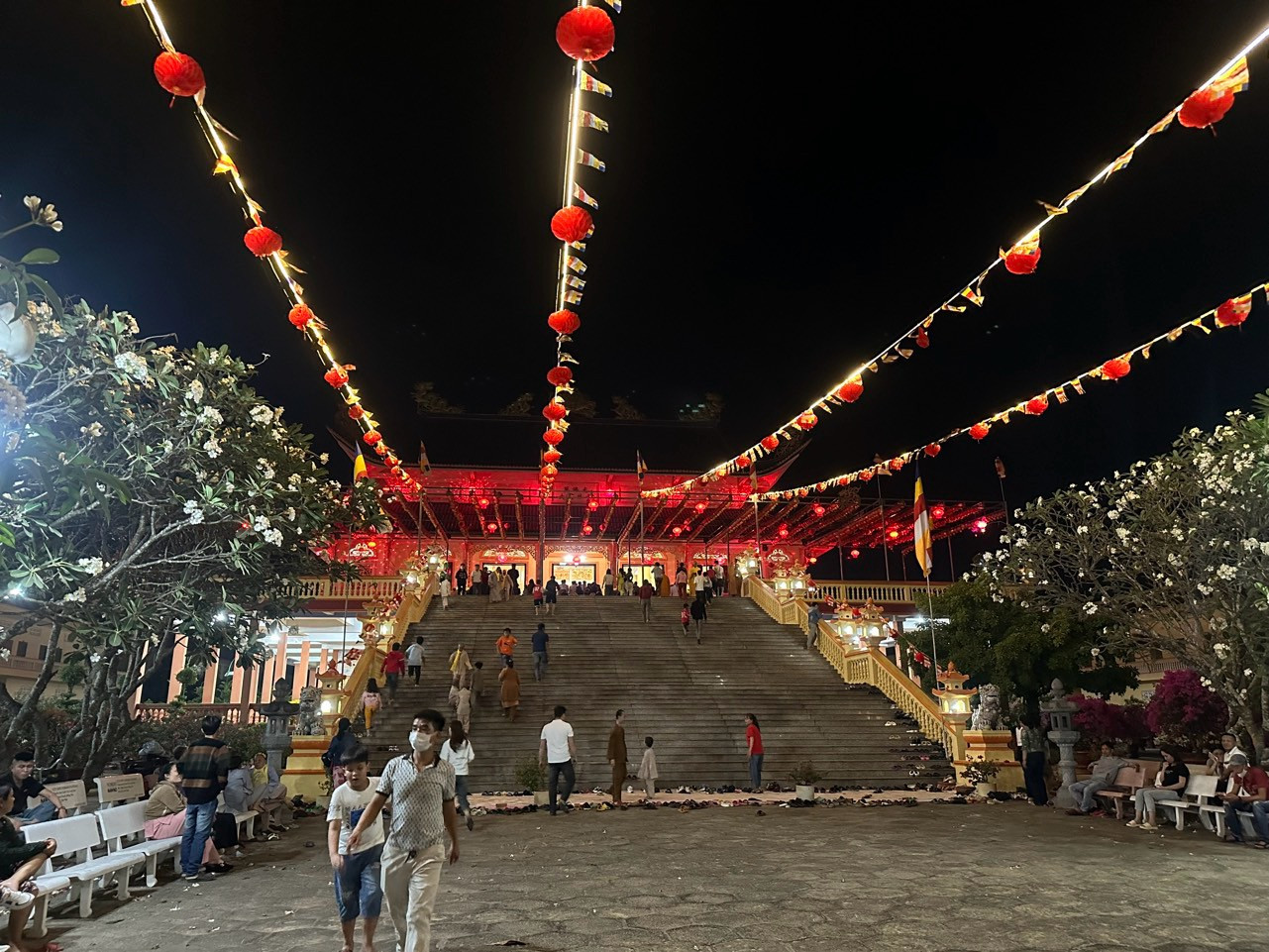 Đây là ngôi chùa được cho là lớn nhất khu vực Đông Nam Bộ. Nơi này còn được gọi là “Vạn Phật Quang” vì có 10.000 tượng Phật ốp trên các vách điện được người dân từ khắp nơi quyên góp xây dựng nên.