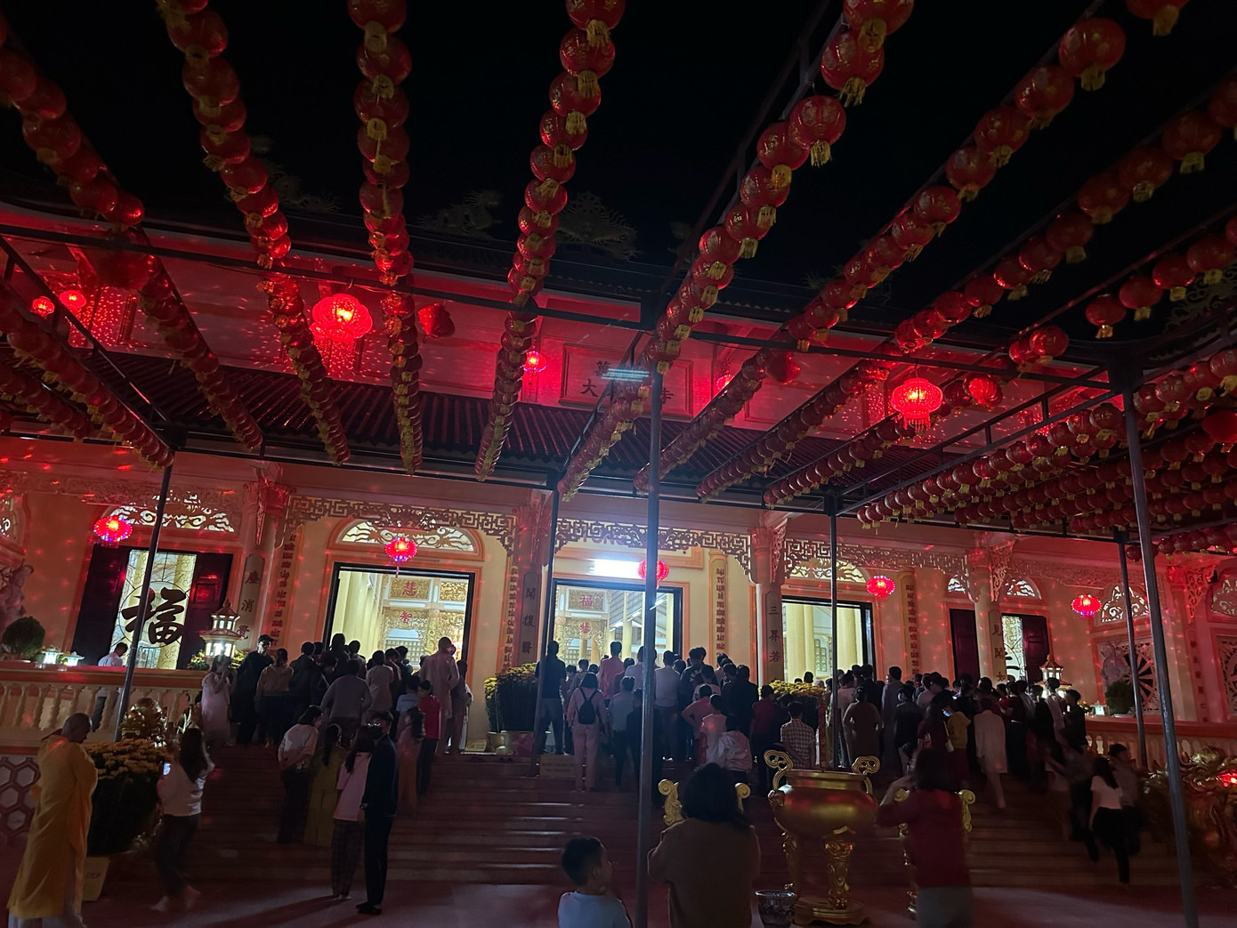 Bên trong chánh điện hàng trăm phật tử vào thắp hương cầu an