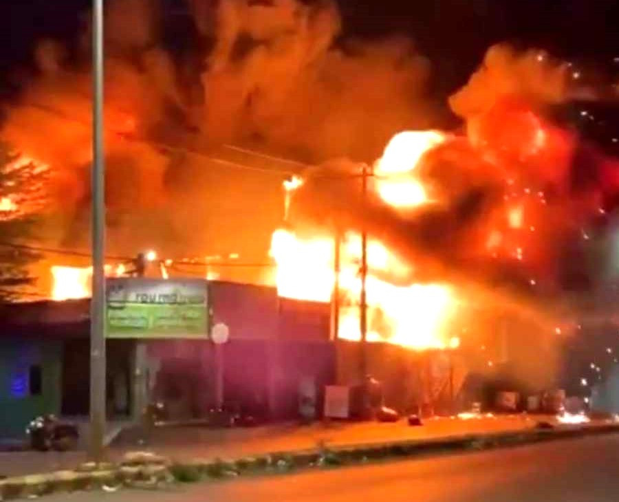 Lửa nhanh chóng bao trùm nhà sách