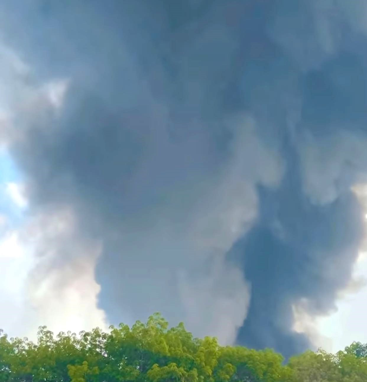 Đứng rất xa vẫn nhìn thấy cột khói Đứng rất xa vẫn nhìn thấy cột khói