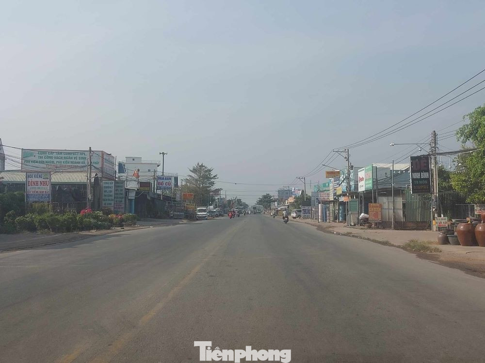 Đường Huỳnh Văn Lũy tính từ điểm đầu nối quốc lộ 13 tới vòng xoay thành phố mới Bình Dương dài khoảng 7km. Trong đó còn khoảng 2km từ điểm giao với đường Trần Ngọc Lên đến vòng xoay chưa có dải phân cách, vỉa hè, đèn chiếu sáng. Đường Huỳnh Văn Lũy tính từ điểm đầu nối quốc lộ 13 tới vòng xoay thành phố mới Bình Dương dài khoảng 7km. Trong đó còn khoảng 2km từ điểm giao với đường Trần Ngọc Lên đến vòng xoay chưa có dải phân cách, vỉa hè, đèn chiếu sáng.