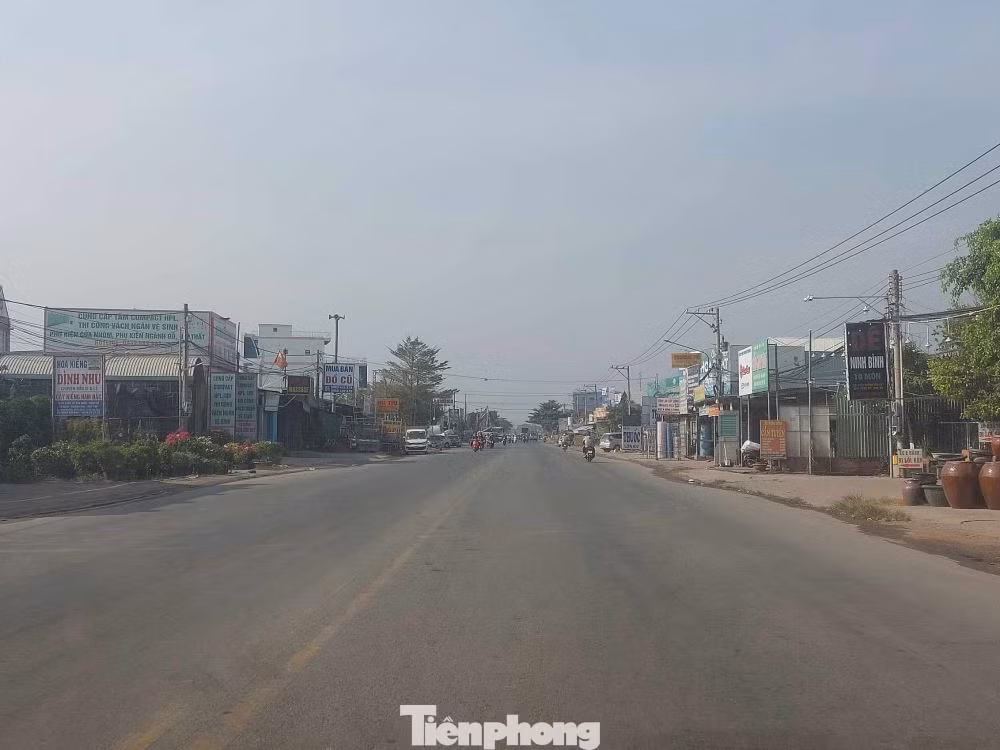 Đường Huỳnh Văn Lũy tính từ điểm đầu nối quốc lộ 13 tới vòng xoay thành phố mới Bình Dương dài khoảng 7km. Trong đó còn khoảng 2km từ điểm giao với đường Trần Ngọc Lên đến vòng xoay chưa có dải phân cách, vỉa hè, đèn chiếu sáng.