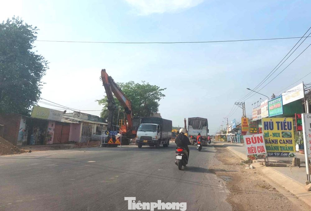 Theo ghi nhận của phóng viên báo Tiền Phong, đường Huỳnh Văn Lũy được nối từ quốc lộ 13 tới Trung tâm Hành chính tỉnh Bình Dương (thành phố mới Bình Dương) đi thẳng tới huyện Bắc Tân Uyên, huyện Phú Giáo. Tuyến đường này cũng được nhiều người chọn khi đi đến tỉnh Bình Phước, do đó lưu lượng phương tiện đông. Việc một nửa phần đường bị rào chắn, thi công kéo dài, không chỉ ảnh hưởng đến người dân trong khu vực mà còn đến người, phương tiện tham gia giao thông. Theo ghi nhận của phóng viên báo Tiền Phong, đường Huỳnh Văn Lũy được nối từ quốc lộ 13 tới Trung tâm Hành chính tỉnh Bình Dương (thành phố mới Bình Dương) đi thẳng tới huyện Bắc Tân Uyên, huyện Phú Giáo. Tuyến đường này cũng được nhiều người chọn khi đi đến tỉnh Bình Phước, do đó lưu lượng phương tiện đông. Việc một nửa phần đường bị rào chắn, thi công kéo dài, không chỉ ảnh hưởng đến người dân trong khu vực mà còn đến người, phương tiện tham gia giao thông.