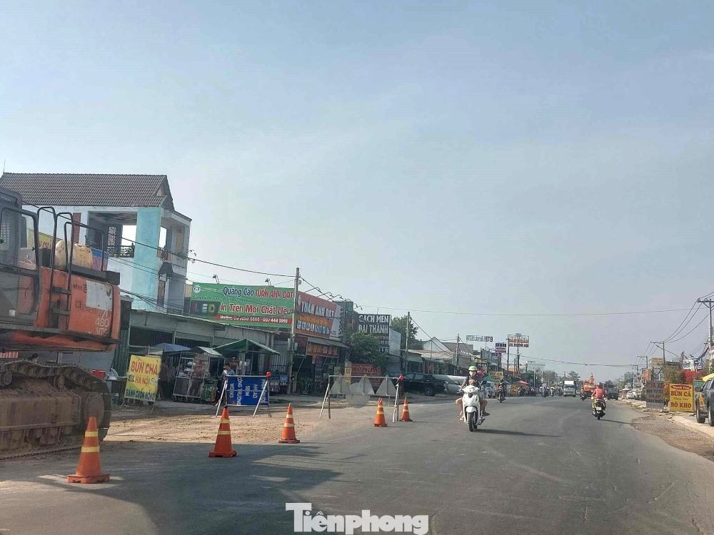 Anh Sang, chủ một quán ăn bên đường Huỳnh Văn Lũy, nơi công trình đang thi công cho biết: “Do đường đang thi công, lối vào quán khó khăn, lại có bụi đất nên khách ngại vào. Do cơ sở kinh doanh từ lâu và chờ đợi đường hoàn thành nên vẫn bám trụ. Không riêng tôi, người dân trong khu vực bị ảnh hưởng mong muốn cơ quan chức năng sớm đẩy nhanh tiến độ để hoàn thành công trình”. Anh Sang, chủ một quán ăn bên đường Huỳnh Văn Lũy, nơi công trình đang thi công cho biết: “Do đường đang thi công, lối vào quán khó khăn, lại có bụi đất nên khách ngại vào. Do cơ sở kinh doanh từ lâu và chờ đợi đường hoàn thành nên vẫn bám trụ. Không riêng tôi, người dân trong khu vực bị ảnh hưởng mong muốn cơ quan chức năng sớm đẩy nhanh tiến độ để hoàn thành công trình”.