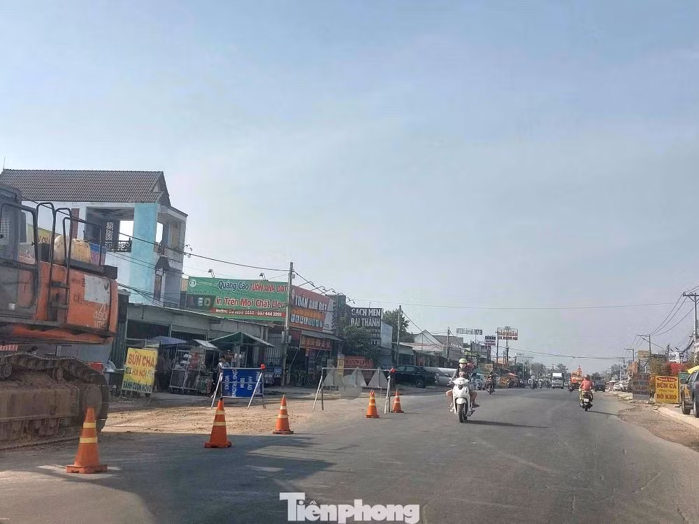 Anh Sang, chủ một quán ăn bên đường Huỳnh Văn Lũy, nơi công trình đang thi công cho biết: “Do đường đang thi công, lối vào quán khó khăn, lại có bụi đất nên khách ngại vào. Do cơ sở kinh doanh từ lâu và chờ đợi đường hoàn thành nên vẫn bám trụ. Không riêng tôi, người dân trong khu vực bị ảnh hưởng mong muốn cơ quan chức năng sớm đẩy nhanh tiến độ để hoàn thành công trình”.