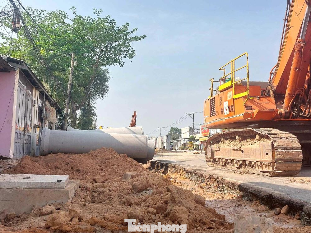 Công trình này do Công ty Cổ phần Xây dựng hạ tầng Đại Phong thi công, có tổng vốn đầu tư 109 tỷ đồng. Theo kế hoạch ban đầu, thời hạn thi công hoàn thành toàn tuyến là 10 tháng. Sau đó, đơn vị thi công liên tục xin gia hạn (3 lần) song đến nay tiến độ chỉ đạt khoảng 65%. Công trình này do Công ty Cổ phần Xây dựng hạ tầng Đại Phong thi công, có tổng vốn đầu tư 109 tỷ đồng. Theo kế hoạch ban đầu, thời hạn thi công hoàn thành toàn tuyến là 10 tháng. Sau đó, đơn vị thi công liên tục xin gia hạn (3 lần) song đến nay tiến độ chỉ đạt khoảng 65%.