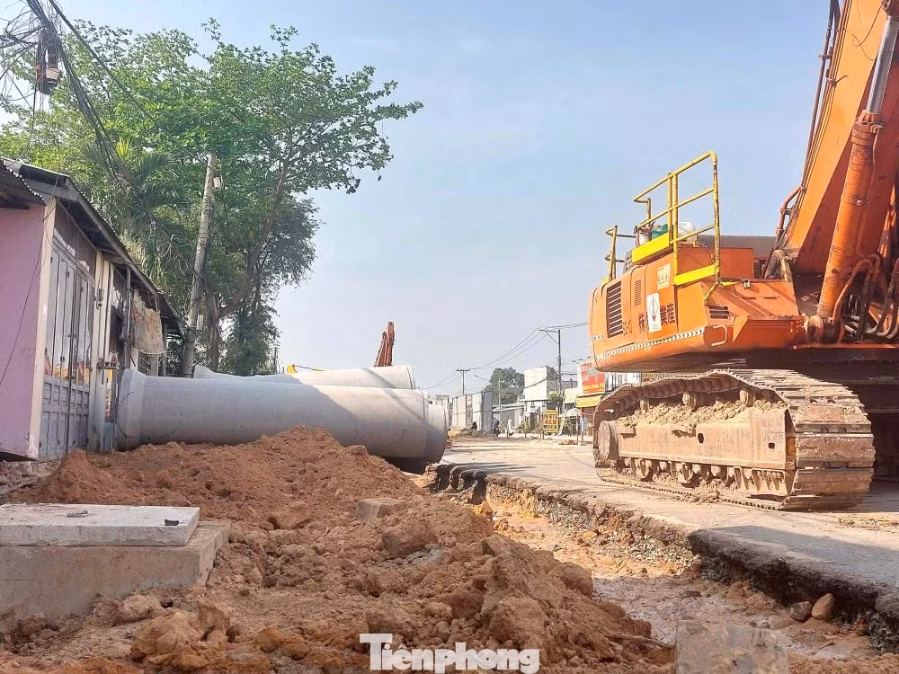 Công trình này do Công ty Cổ phần Xây dựng hạ tầng Đại Phong thi công, có tổng vốn đầu tư 109 tỷ đồng. Theo kế hoạch ban đầu, thời hạn thi công hoàn thành toàn tuyến là 10 tháng. Sau đó, đơn vị thi công liên tục xin gia hạn (3 lần) song đến nay tiến độ chỉ đạt khoảng 65%.