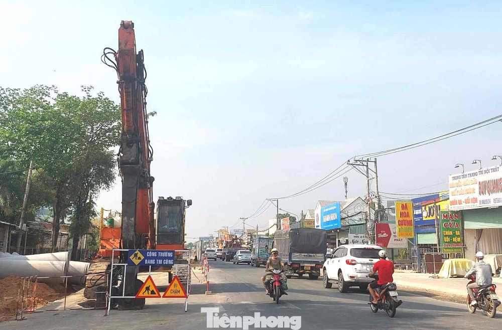 Sáng 16/3, phóng viên báo Tiền Phong ghi nhận, đường Huỳnh Văn Lũy đoạn từ vòng xoay thành phố mới Bình Dương đến điểm giao với đường Trần Ngọc Lên (phường Phú Mỹ, TP Thủ Dầu Một, tỉnh Bình Dương) được rào chắn, máy móc đang thi công. Sáng 16/3, phóng viên báo Tiền Phong ghi nhận, đường Huỳnh Văn Lũy đoạn từ vòng xoay thành phố mới Bình Dương đến điểm giao với đường Trần Ngọc Lên (phường Phú Mỹ, TP Thủ Dầu Một, tỉnh Bình Dương) được rào chắn, máy móc đang thi công.