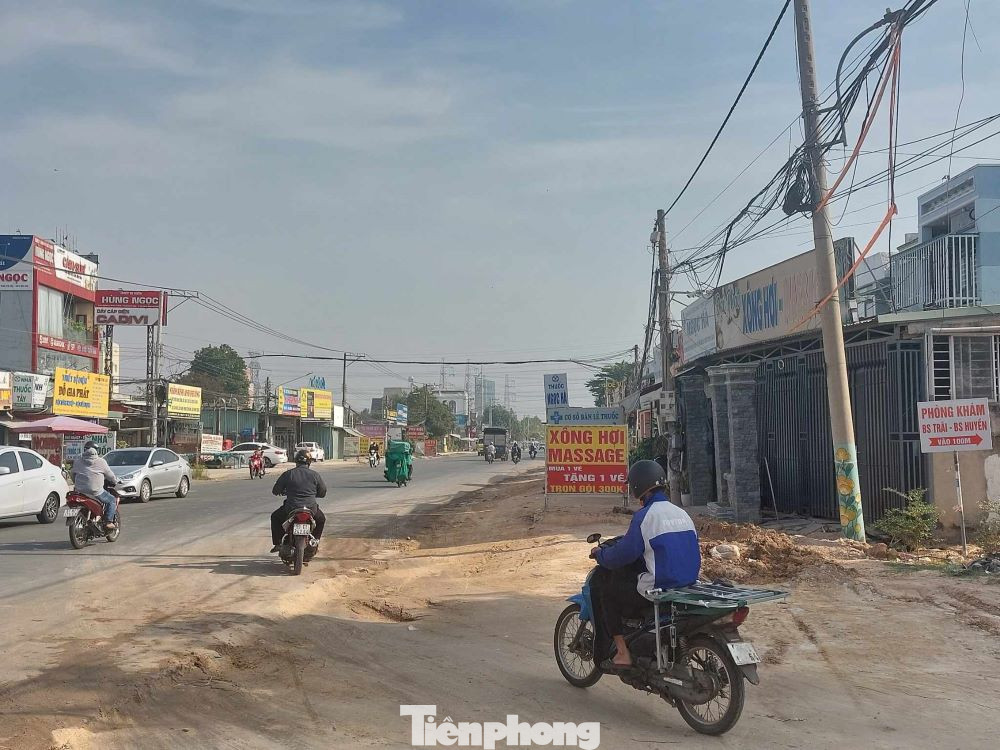 Theo đại diện đơn vị thi công, lý do chưa thể hoàn thiện công trình vì gặp khó khăn trong công tác giải phóng mặt bằng. Tính đến nay, mới giải phóng được khoảng 66% mặt bằng toàn tuyến. Hiện tại công trình còn vướng một số hộ dân chưa bàn giao mặt bằng do chưa thống nhất được đơn giá đền bù. Theo đại diện đơn vị thi công, lý do chưa thể hoàn thiện công trình vì gặp khó khăn trong công tác giải phóng mặt bằng. Tính đến nay, mới giải phóng được khoảng 66% mặt bằng toàn tuyến. Hiện tại công trình còn vướng một số hộ dân chưa bàn giao mặt bằng do chưa thống nhất được đơn giá đền bù.