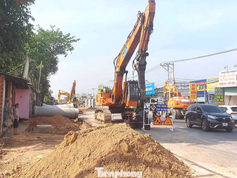 Cuối năm 2020, đoạn đường này được đầu tư nâng cấp, công trình chính thức thi công các hạng mục như hệ thống cống thoát nước mưa, vỉa hè, cây xanh, chiếu sáng. Đến nay, hơn 3 năm qua, công trình còn ngổn ngang, đơn vị thi công liên tục dựng lên các rào chắn trên đường Huỳnh Văn Lũy để bảo đảm an toàn.