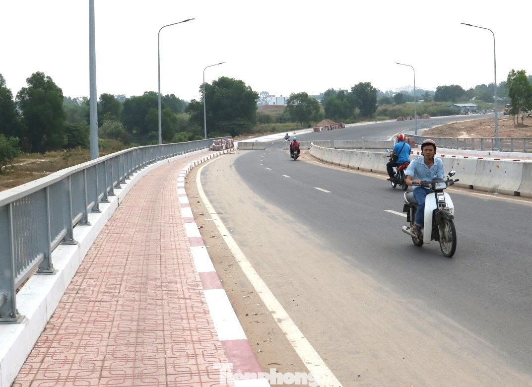 Theo Quyết định 2174 do Chủ tịch UBND tỉnh Bình Dương ban hành, đây là cây cầu bê tông cốt thép dự ứng lực vĩnh cửu, chiều dài hơn 165m, rộng 20m, thiết kế 4 làn xe cơ giới. Phần đường dốc đầu cầu hơn 211m. Chiều dài tuyến đường nối vào cầu là 596m, rộng 25m. Theo Quyết định 2174 do Chủ tịch UBND tỉnh Bình Dương ban hành, đây là cây cầu bê tông cốt thép dự ứng lực vĩnh cửu, chiều dài hơn 165m, rộng 20m, thiết kế 4 làn xe cơ giới. Phần đường dốc đầu cầu hơn 211m. Chiều dài tuyến đường nối vào cầu là 596m, rộng 25m.