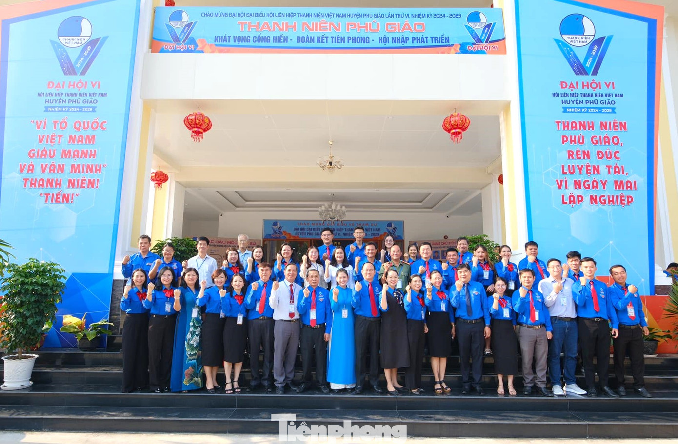 Các đại biểu tham dự đại hội và thanh niên huyện Phú Giáo chụp hình lưu niệm.