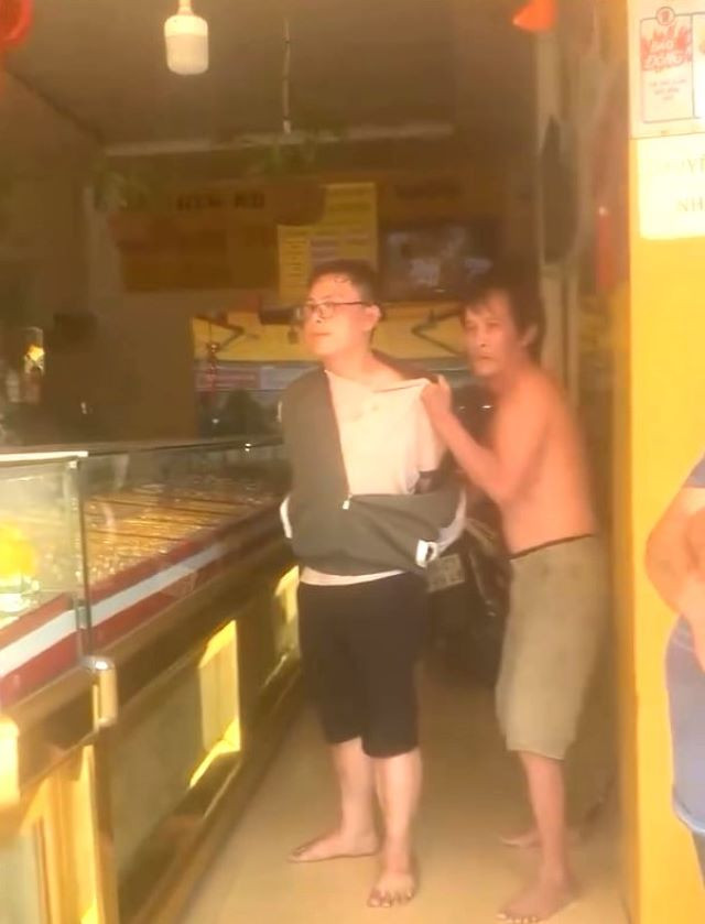 Chủ tiệm vàng bắt giữ đối tượng