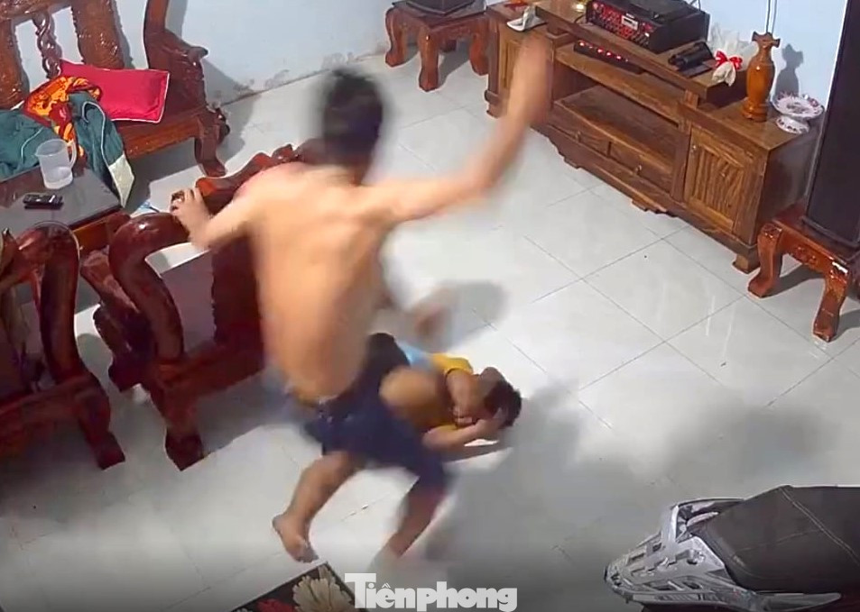 Người đàn ông đánh bé trai dã man gây phẫn nộ
