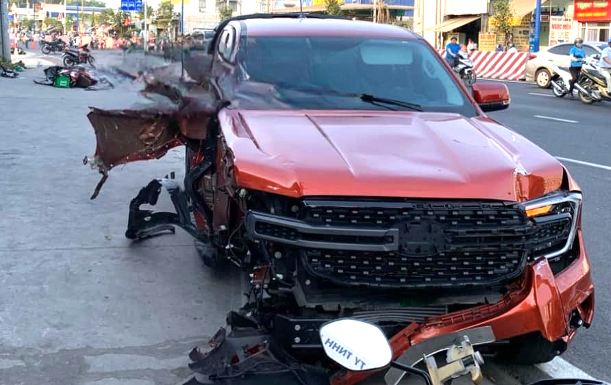 Chiếc xe bán tải tông hàng loạt xe máy Ảnh: D.T