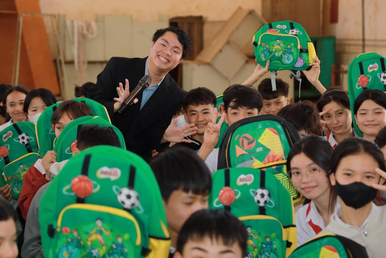 Tặng quà cho học sinh trên địa bàn TP Pleiku