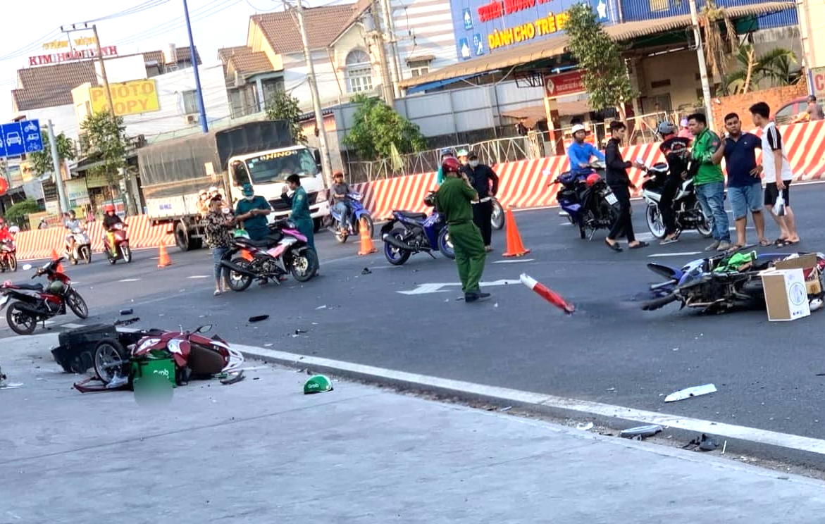 Xe máy nằm la liệt giữa đường và vỉa hè Ảnh: D.T