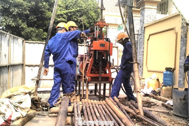 Việc khoan khảo sát để lấy mẫu được tiến hành xung quanh khu vực ngã 5 Phước Kiến