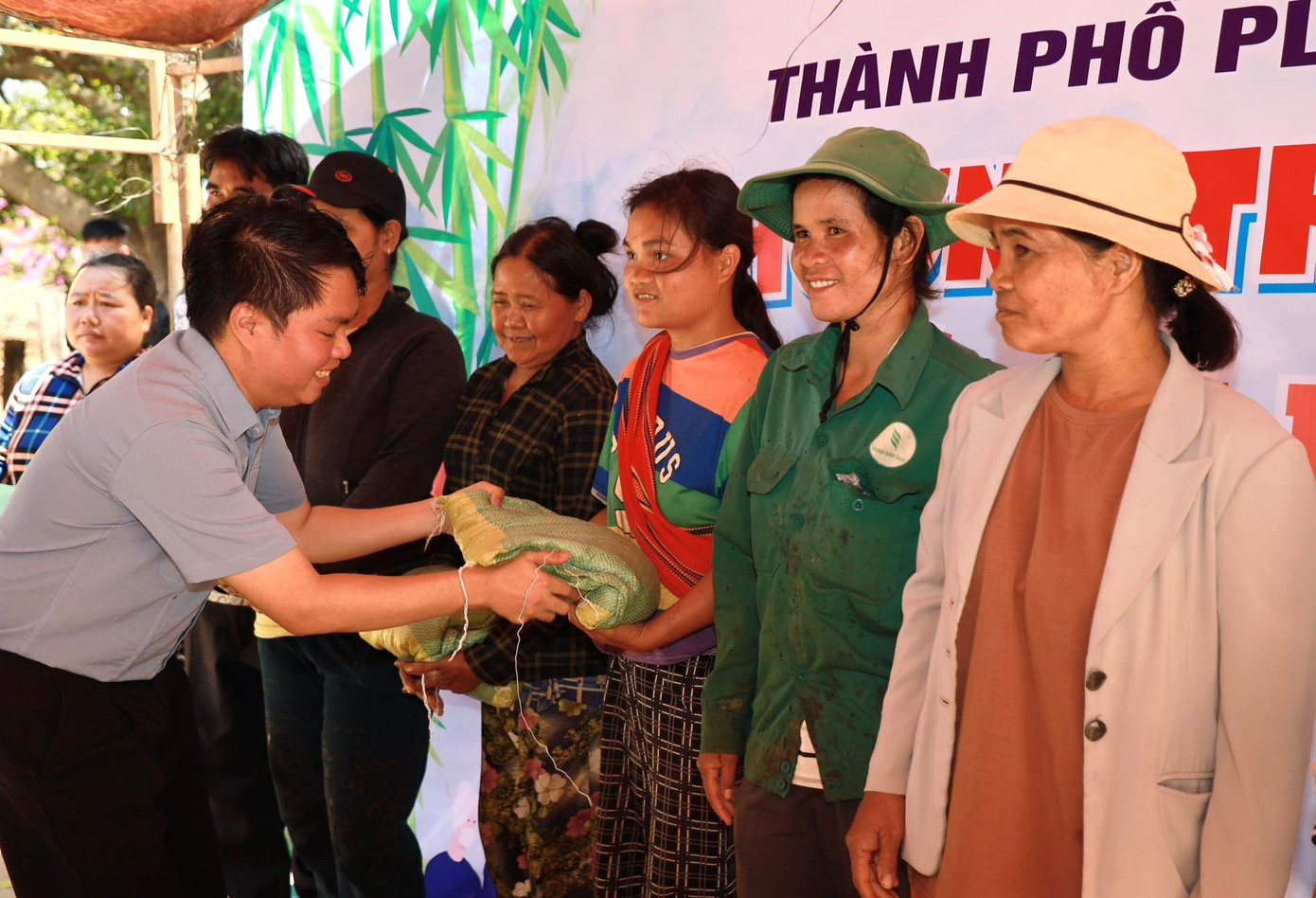 Tặng gạo cho người dân có hoàn cảnh khó khăn