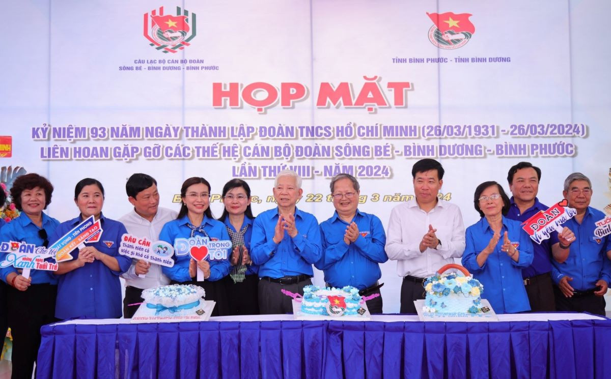 Các đại biểu thực hiện nghi thức cắt bánh kem mừng kỷ niệm 93 năm Ngày thành lập Đoàn. Các đại biểu thực hiện nghi thức cắt bánh kem mừng kỷ niệm 93 năm Ngày thành lập Đoàn.