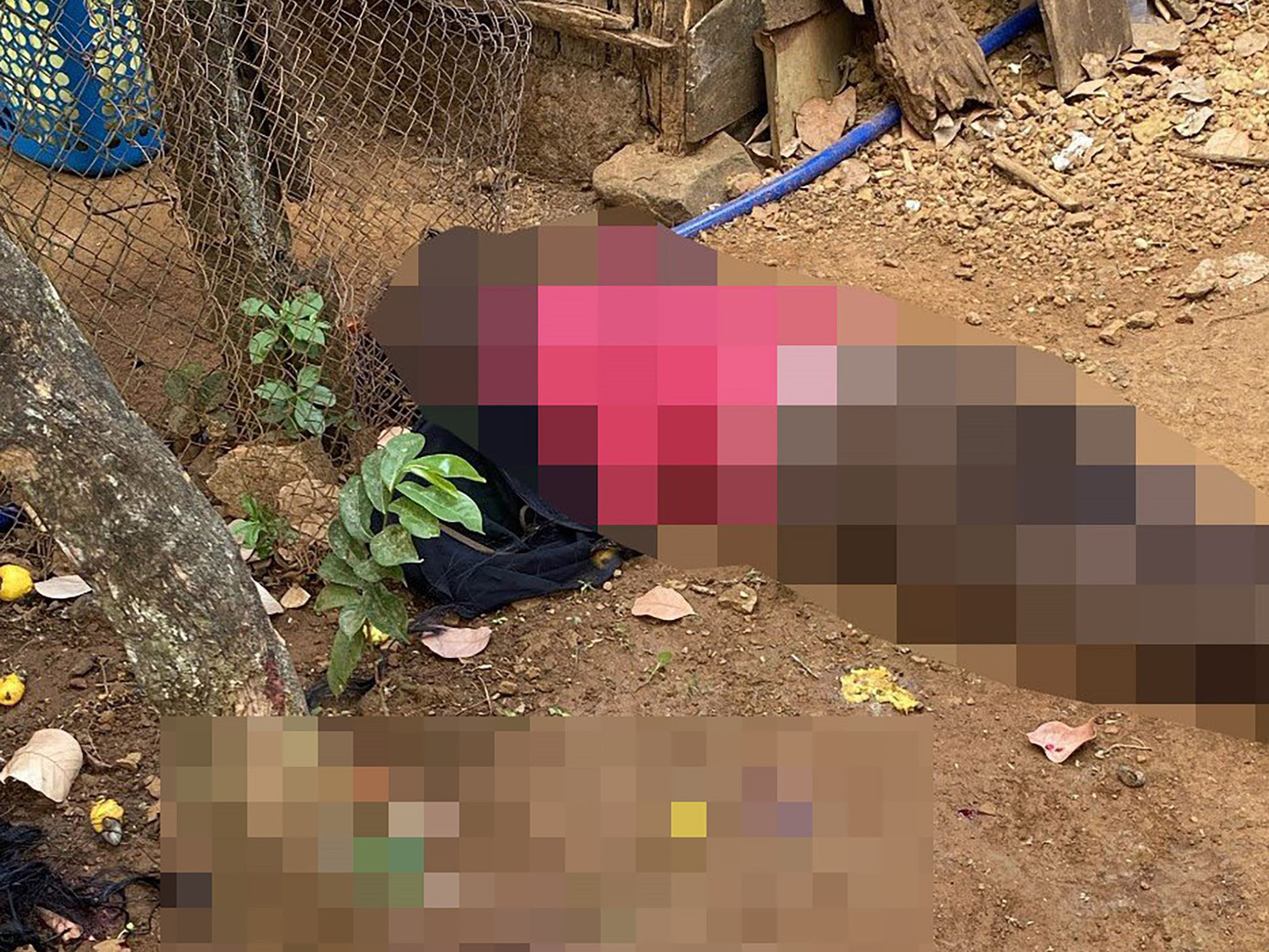 Một nạn nhân bị đối tượng chém gục dưới đất Ảnh: Văn Thủy Một nạn nhân bị đối tượng chém gục dưới đất Ảnh: Văn Thủy