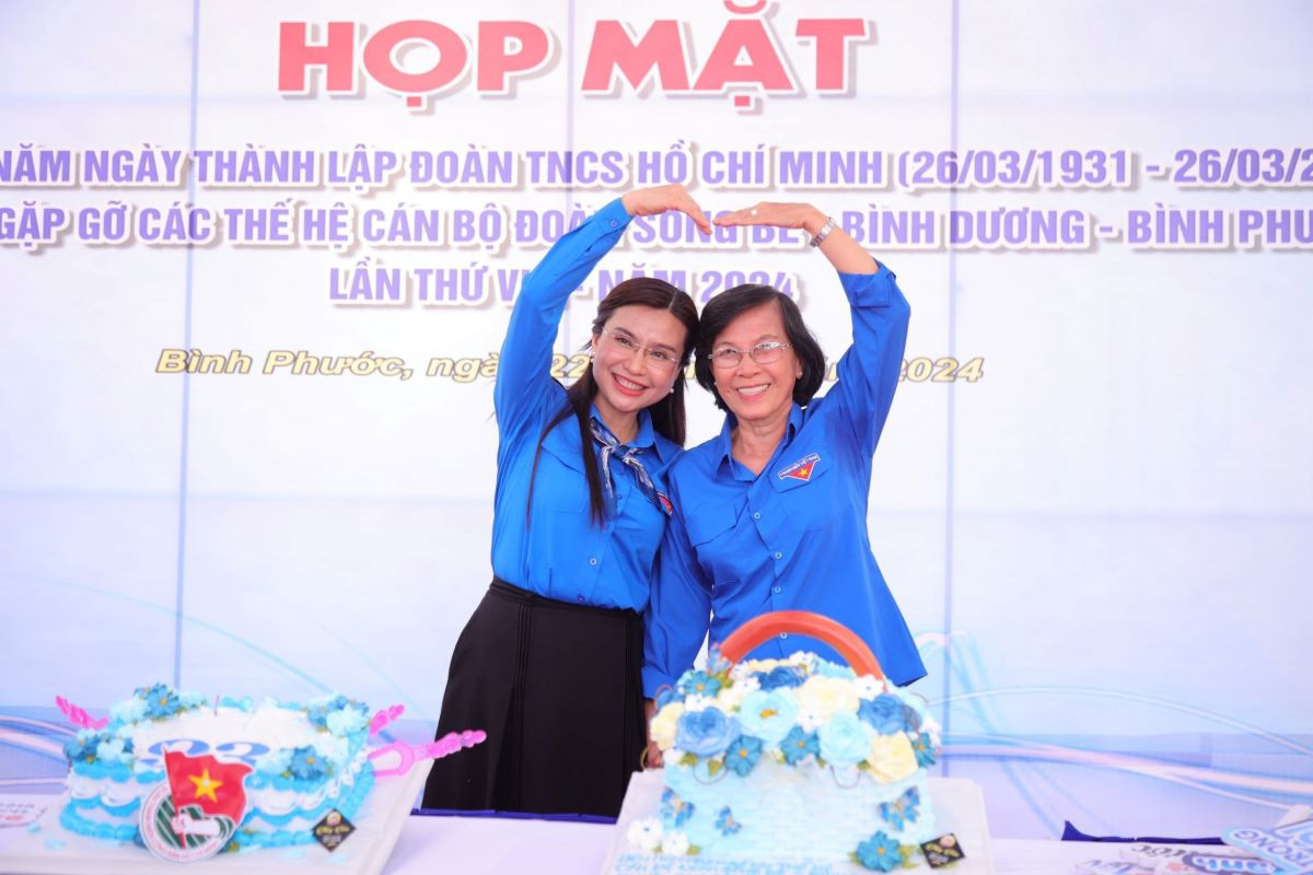 Chị Nguyễn Phạm Duy Trang - Bí thư Trung ương Đoàn, Chủ tịch Hội Đồng đội Trung ương (bìa trái) chụp ảnh lưu niệm với đại biểu tại sự kiện. Chị Nguyễn Phạm Duy Trang - Bí thư Trung ương Đoàn, Chủ tịch Hội Đồng đội Trung ương (bìa trái) chụp ảnh lưu niệm với đại biểu tại sự kiện.