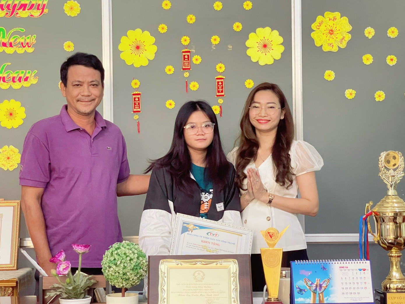 Chị Phạm Thị Hồng Nhung (bìa phải) tặng quà cho con em công nhân có thành tích vượt khó học tập tốt.