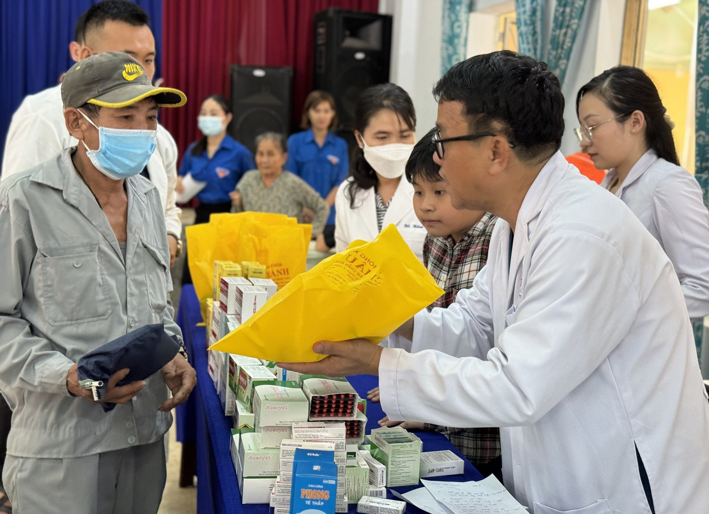 Người dân sau khi khám bệnh được phát thuốc điều trị miễn phí Người dân sau khi khám bệnh được phát thuốc điều trị miễn phí