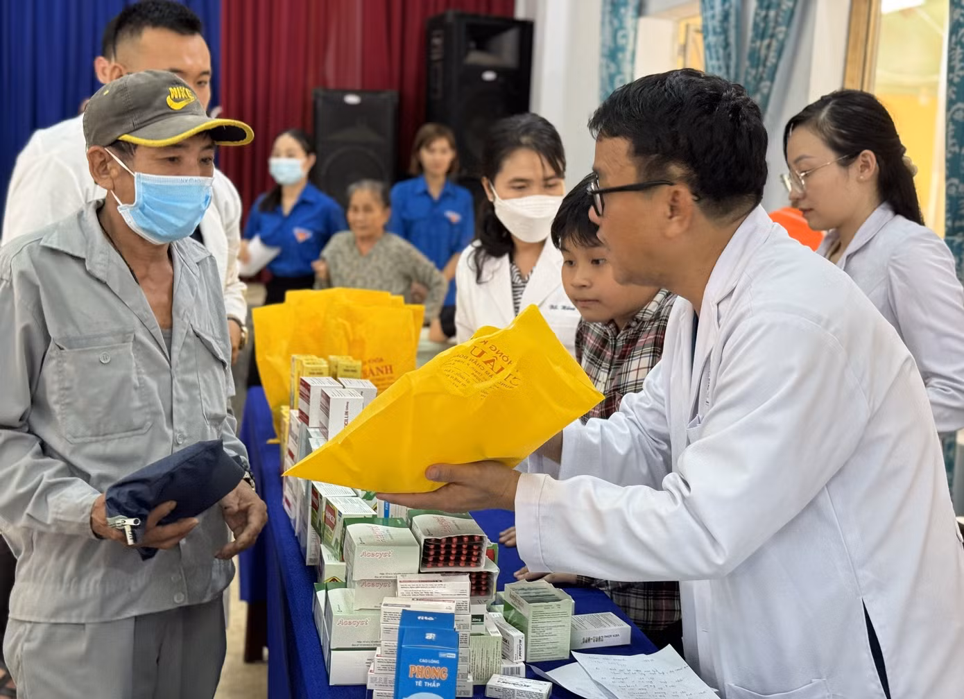 Người dân sau khi khám bệnh được phát thuốc điều trị miễn phí