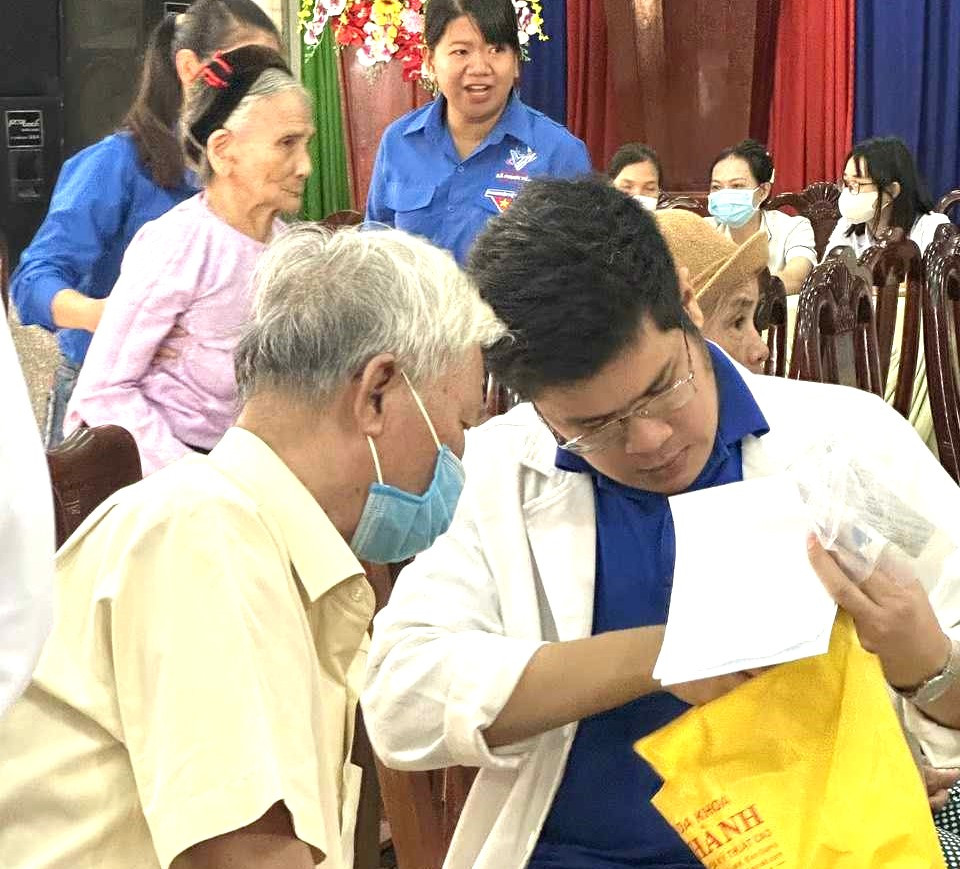 Bác sĩ hướng dẫn cách sử dụng thuốc cho người dân đến khám bệnh Bác sĩ hướng dẫn cách sử dụng thuốc cho người dân đến khám bệnh