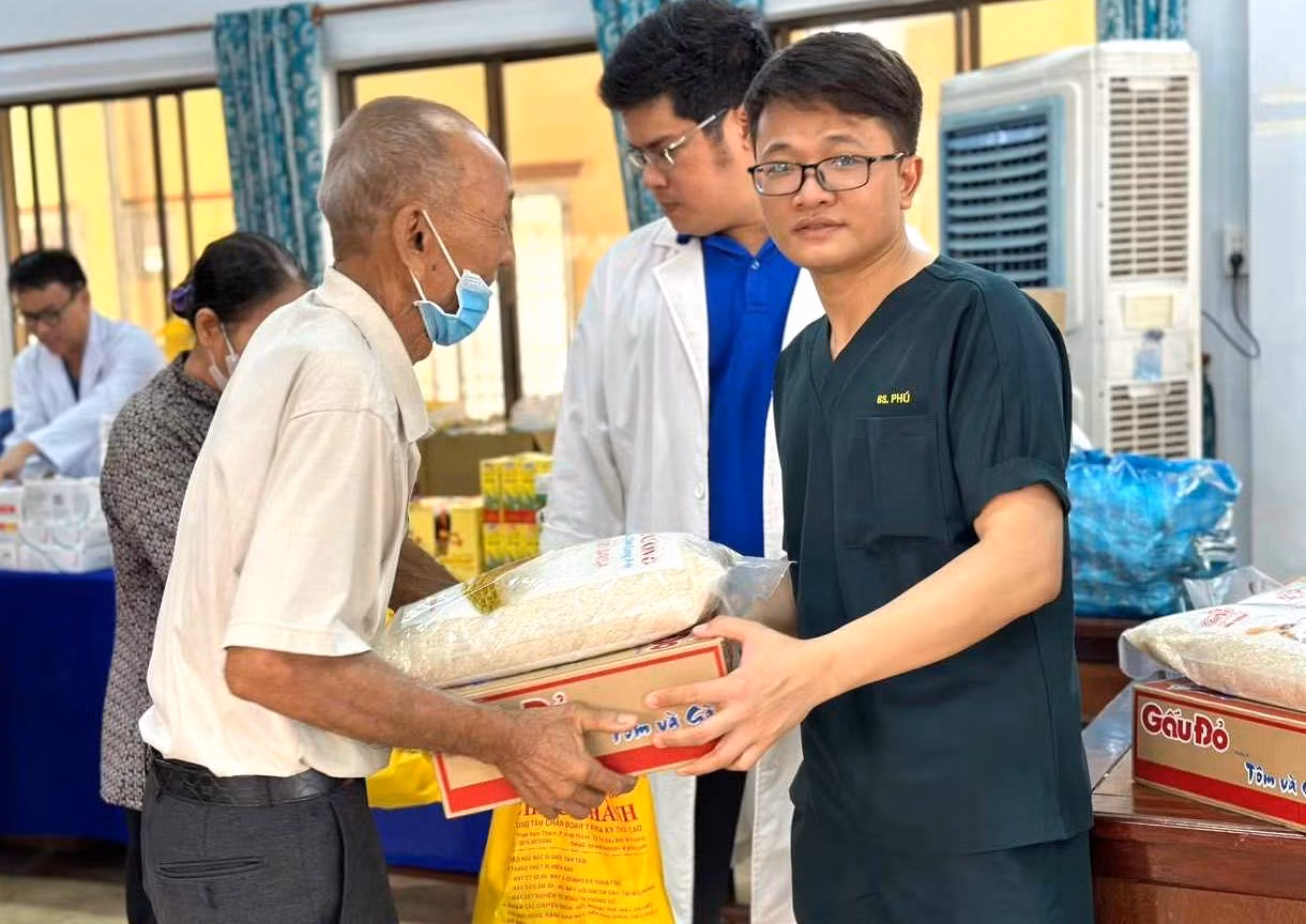 Người dân ngoài được khám bệnh miễn phí còn nhận quà từ chương trình