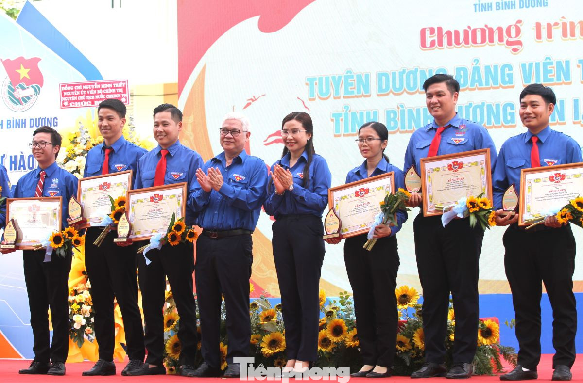 Chị Nguyễn Phạm Duy Trang - Bí thư Ban Chấp hành Trung ương Đoàn, Chủ tịch Hội đồng Đội Trung ương và ông Nguyễn Văn Lợi – Ủy viên Trung ương Đảng, Bí thư Tỉnh ủy Bình Dương tặng bằng khen, tuyên dương Đảng viên trẻ tiêu biểu.