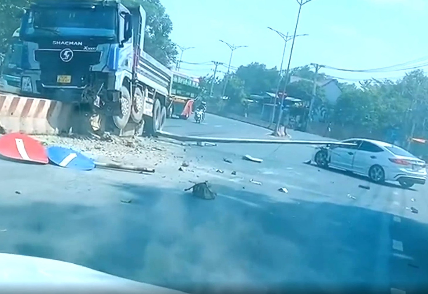 Cột đèn đâm xuyên xe ô tô 5 chỗ