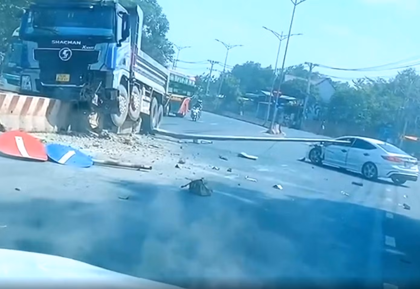 Cột đèn đâm xuyên xe ô tô 5 chỗ