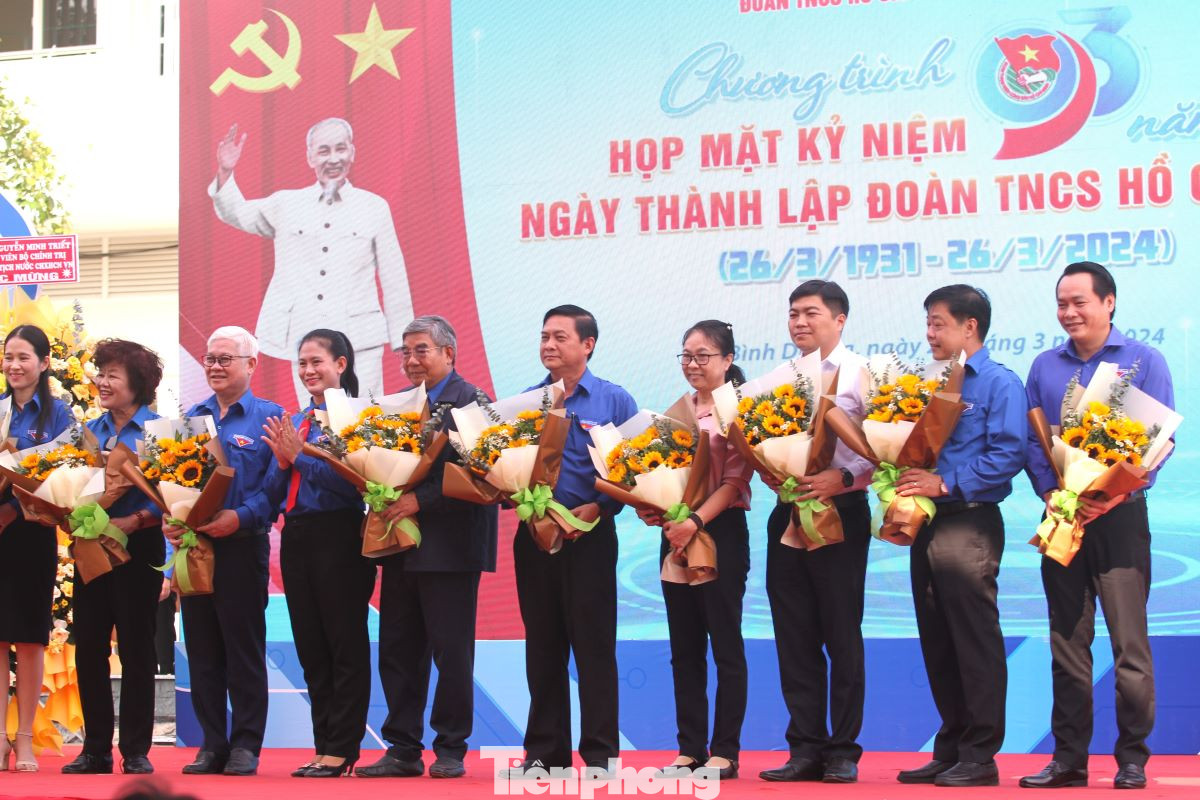 Bí thư Tỉnh Đoàn Bình Dương Trần Thị Diễm Trinh tặng hoa nguyên lãnh đạo Tỉnh Đoàn các thời kỳ.